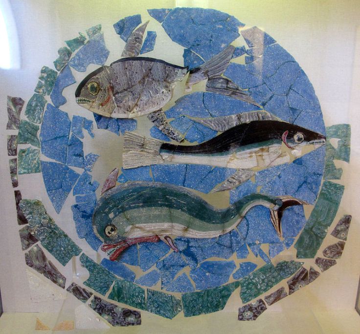 Pannello_decorativo_in_vetro_con_pesci_(orata,_sgombro_e_delfino),_200-250_ca._01