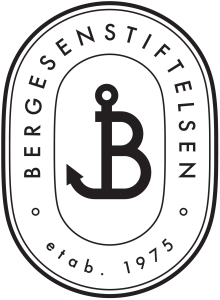 This image has an empty alt attribute; its file name is Bergesenstiftelsen-sekundaerlogo-svart-PNG-220x300.png