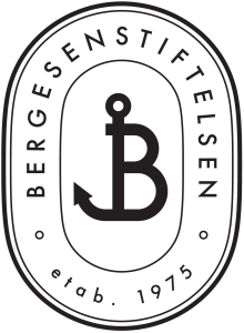 This image has an empty alt attribute; its file name is Bergesenstiftelsen-sekundaerlogo-svart-PNG-220x300.png